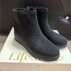 Life Stride Women's Elegant Black Ankle Booties